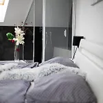 Elvira V Soukromem Apartment
