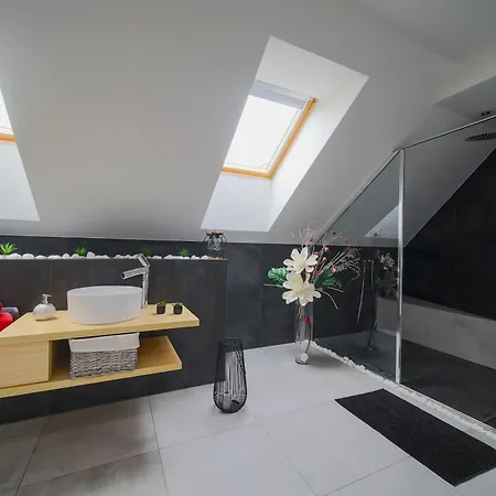 Elvira V Soukromem Apartment