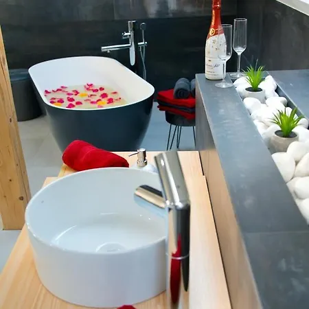 Elvira V Soukromem Apartment