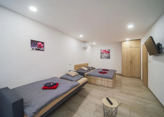 Elvira V Soukromem Apartment